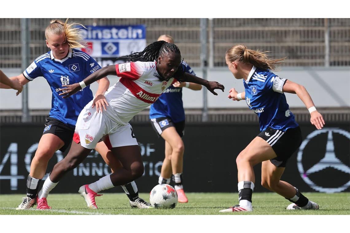 Schwer vom Ball zu trennen: VfB-Stürmerin Mira Arouna im Spiel gegen den Hamburger SV.