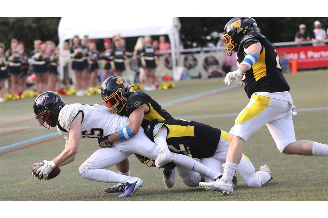 Schwer zu stoppen: Jan Seyffert (li.) trug mit einem Touchdown zum Sieg der Leonberg Alligators im letzten Saisonspiel bei.