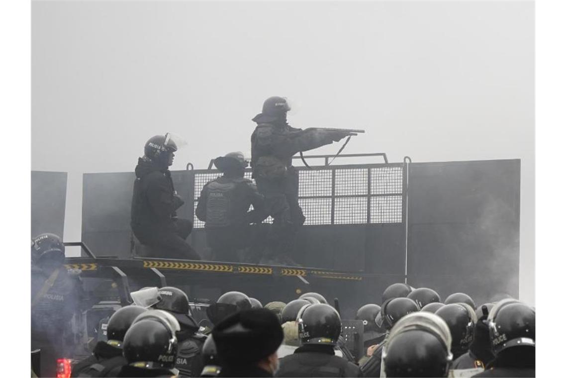 Schwerbewaffnete Bereitschaftspolizisten blockieren in Almaty eine Straße, um Demonstranten aufzuhalten. Foto: Vladimir Tretyakov/AP/dpa