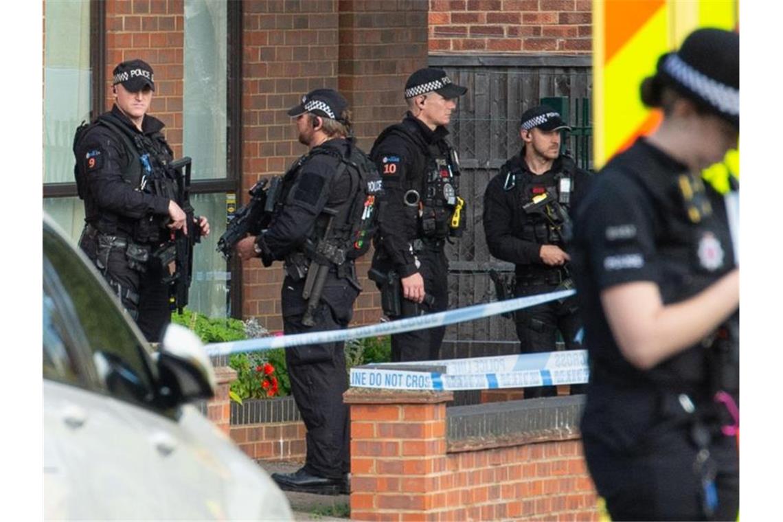 Schwerbewaffnete Polizeibeamte am Tatort in der Nähe der Belfairs Methodist Church, wo der konservative Abgeordnete David Amess zum Opfer eines Messerangriffs wurde. Foto: Nick Ansell/PA/dpa