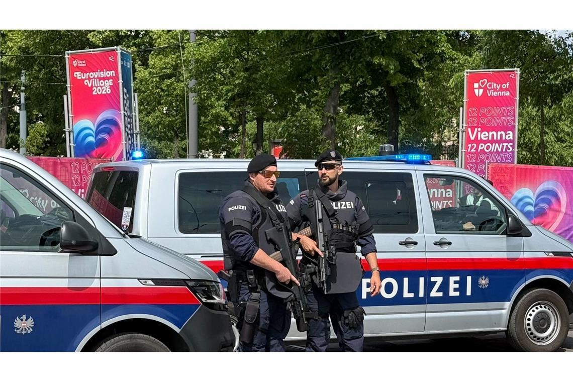 Schwerbewaffnete Polizisten bewachen das ESC-Village.