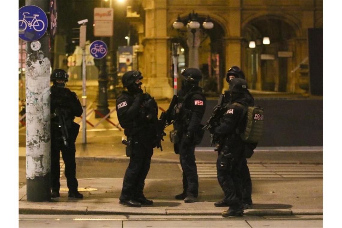 Schwerbewaffnete Polizisten nach dem Anschlag im Einsatz in der Wiener Innenstadt. Foto: Ronald Zak/AP/dpa