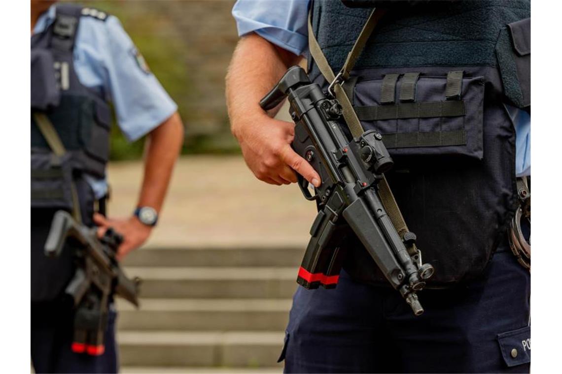 Schwerbewaffnete Polizisten vor der Synagoge in Hagen. Foto: Markus Klümper/Sauerlandreporter/dpa