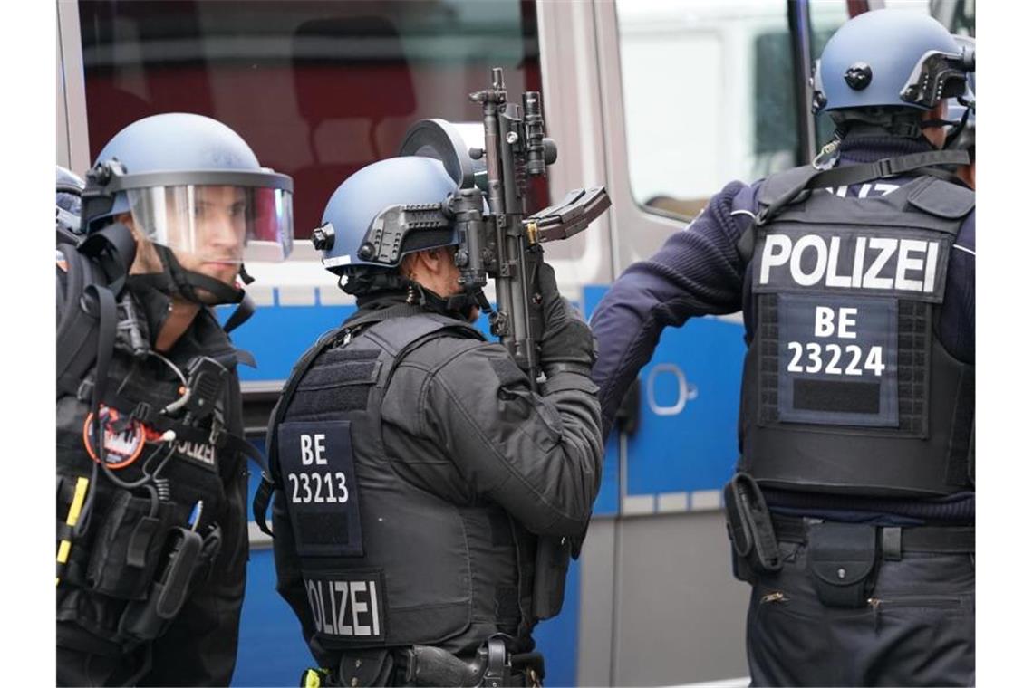 Großeinsatz am Checkpoint Charlie wegen Schreckschusswaffe Schwerbewaffnet: Polizisten in Schutzausrüstung in der Nähe des Checkpoint Charlie. Foto: Kay Nietfeld/dpa