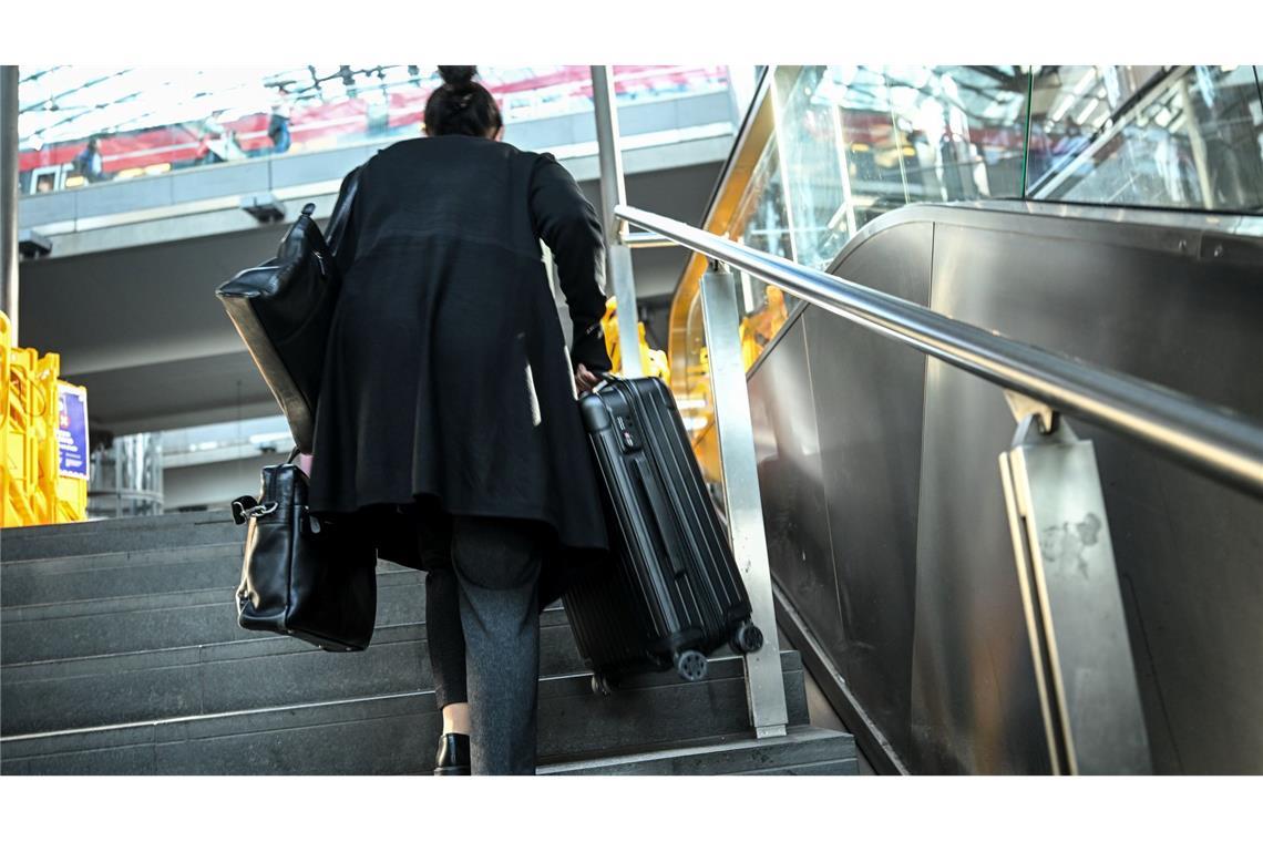 Schwere Lasten werden getragen - ohne Rolltreppe.