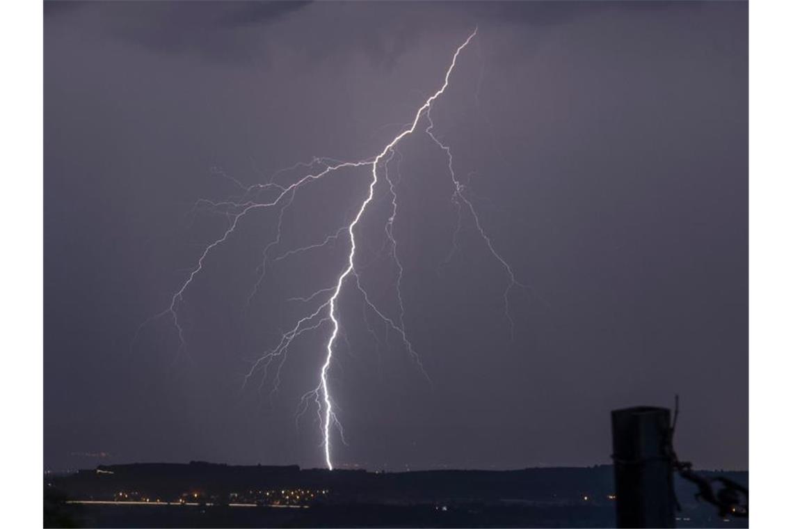 Sommergewitter treffen Deutschland - Unfälle auf Autobahn Schwere Sommergewitter haben vor allem den Süden und Südwesten Deutschlands getroffen. Foto: Patrick Seeger