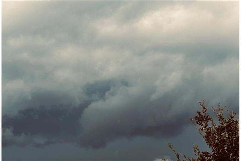 Schwere Wolken am Himmel.