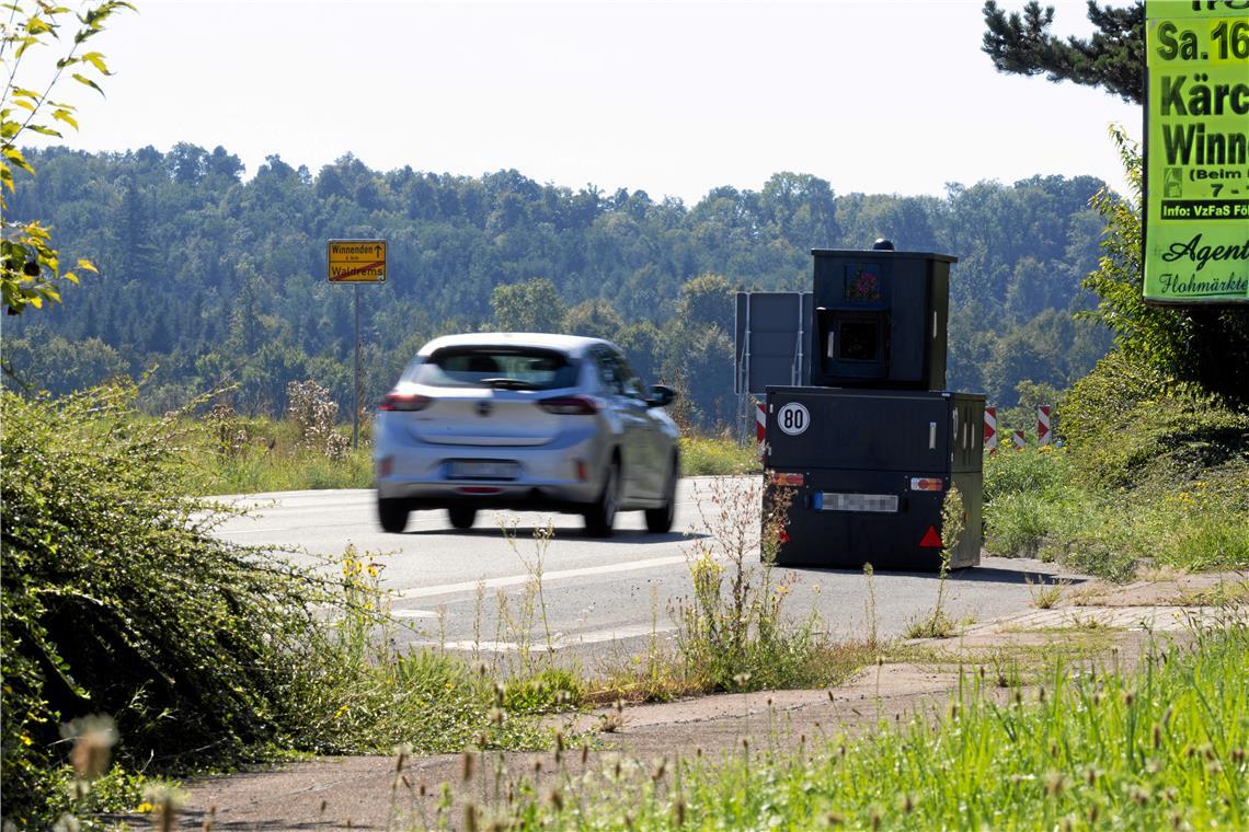 Backnang rüstet auf im Kampf gegen Raser Schwere Zeiten für Temposünder: Der neue Blitzer ist auf einem Anhänger montiert und misst die Geschwindigkeiten aller vorbeifahrenden Autos. Gleich in der ersten Woche hat das Gerät an der B14 bei Waldrems mehr als 1200 Verstöße erfasst. Foto: Alexander Becher