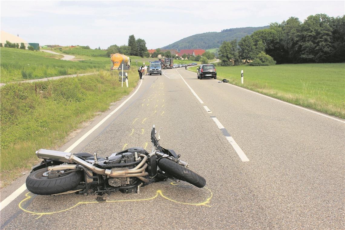 Motorradfahrer schwer verletzt Schwerer Motorradunfall bei Sulzbach. Foto: SDMG