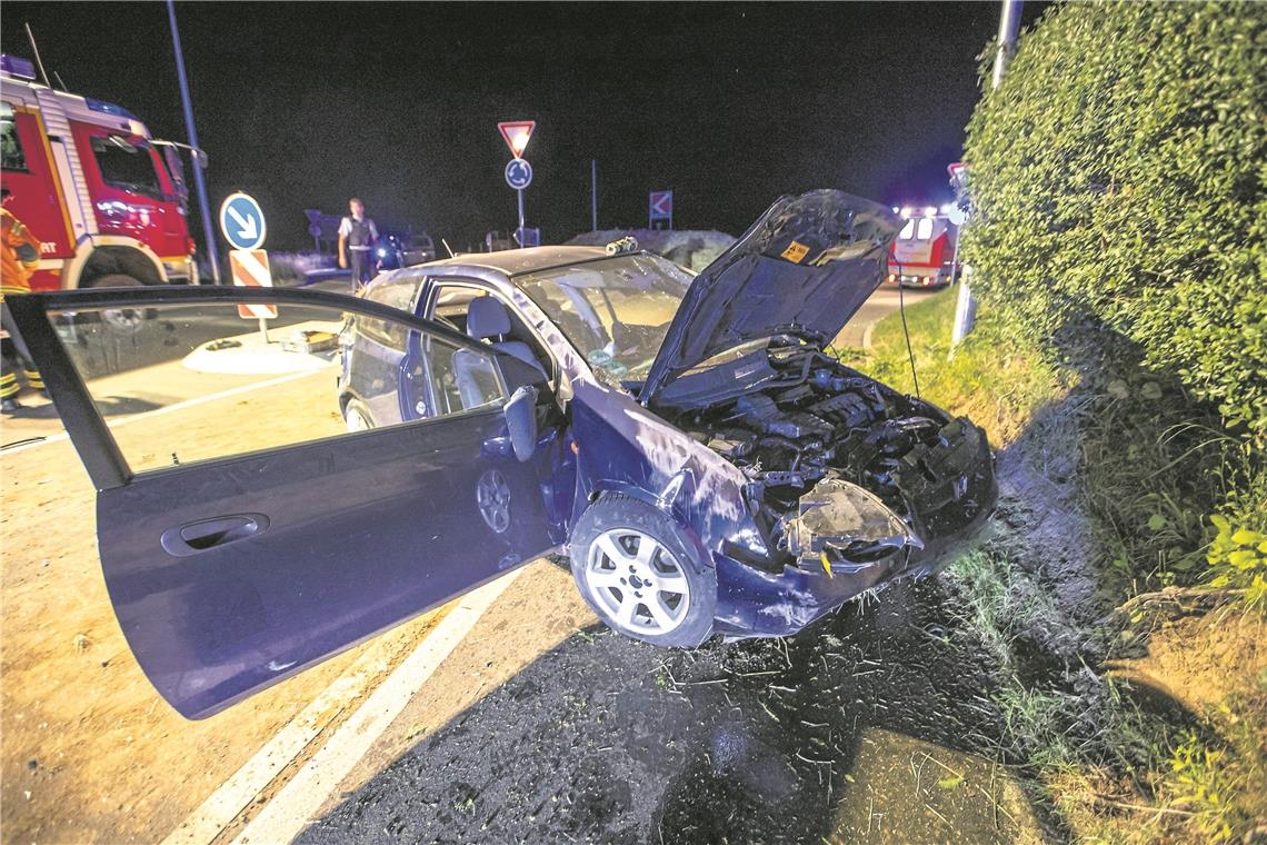 Schwerer Unfall am neuen Kreisverkehr Adelsbach in Winnenden. (Foto: 7aktuell.de/Simon Adomat)