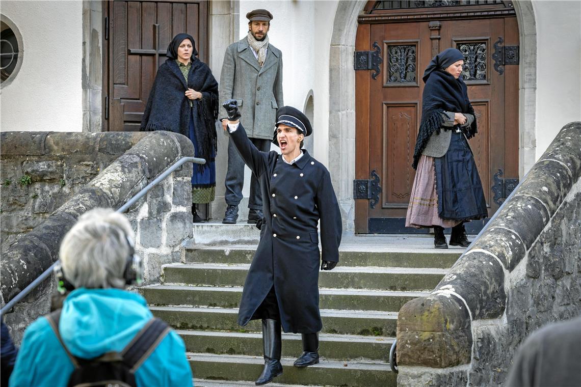 Partnerstädtefestival Backnang: Toller Auftakt für ein Wochenende im Zeichen Europas „Schweres Gepäck“ spielt während des Zweiten Weltkriegs und in den frühen Nachkriegsjahren. Es ist als Audiospaziergang angelegt. In Backnang führt dieser unter anderem zum Stiftshof. Foto: Alexander Becher
