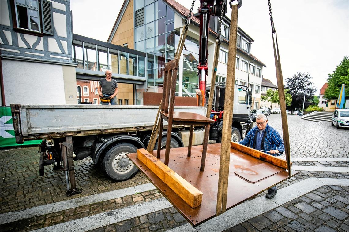Tonnenschwere Kunst zieht ein Schweres Gerät ist vonnöten, um die Kunst von Peter Haußmann (rechts) zu bewegen.