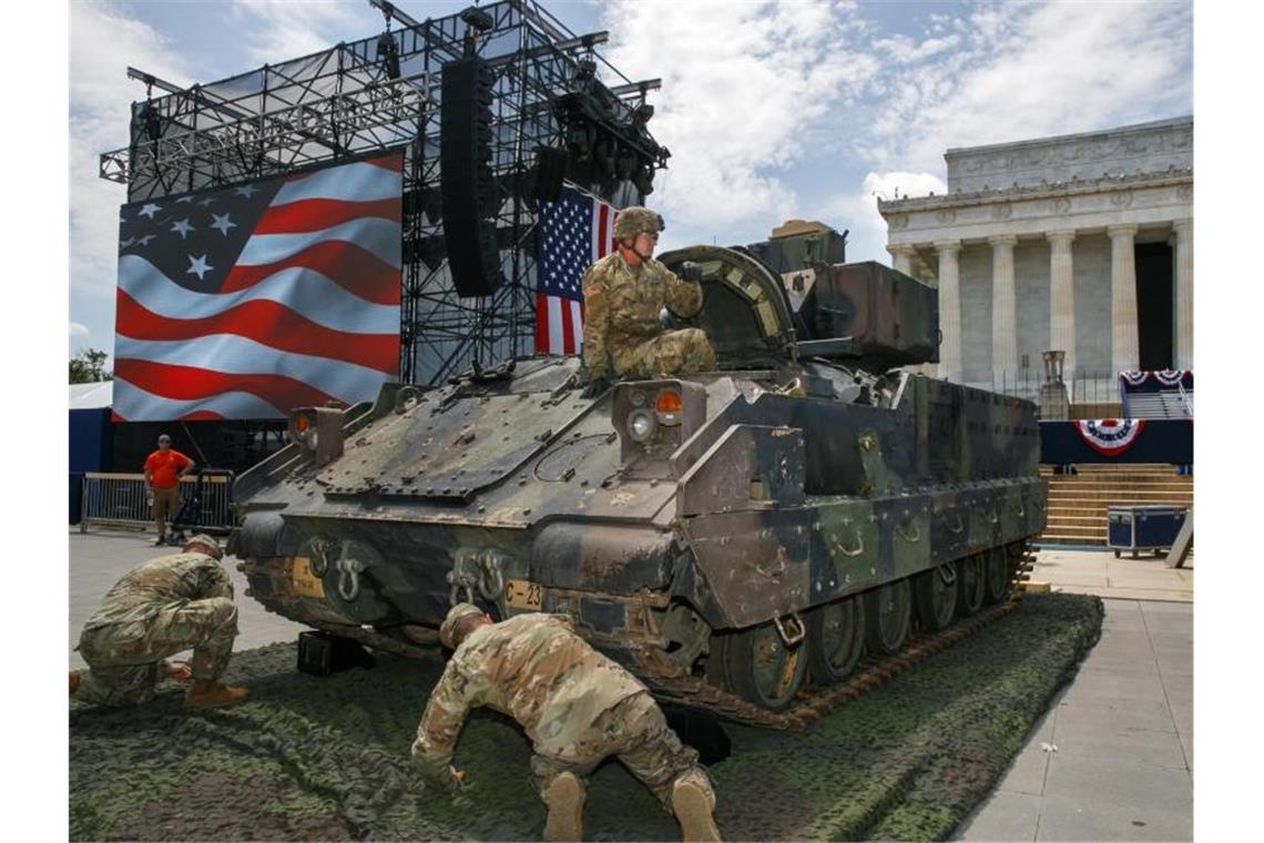 Panzer auf der Mall: Washington begeht Unabhängigkeitstag Schweres Gerät: Soldaten mit einem Bradley Fighting Vehicle, das am Unabhängigkeitstag durch Washington rollen soll. Foto: Jacquelyn Martin/AP