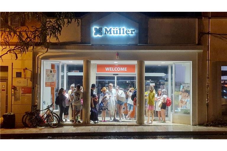 Schweres Unwetter in Istrien wie hier in Rovinj: Touristen  mussten sich vor den starken Winden und Sturzfluten vom Himmel in Gebäuden in Sicherheit bringen.