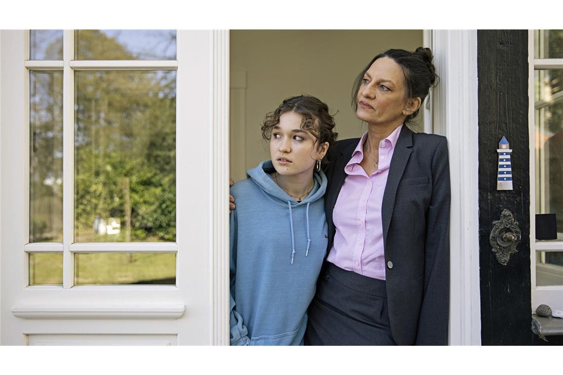 Schwester und Mutter des Opfers (Mathilda Smidt, links, und Catrin Striebeck