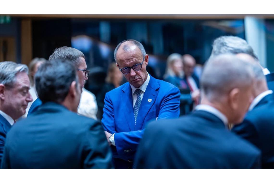 Schwierige Lage, auch wegen der Ukraine: Bundeskanzler Friedrich Merz (M.) beim EU-Gipfel in Brüssel.