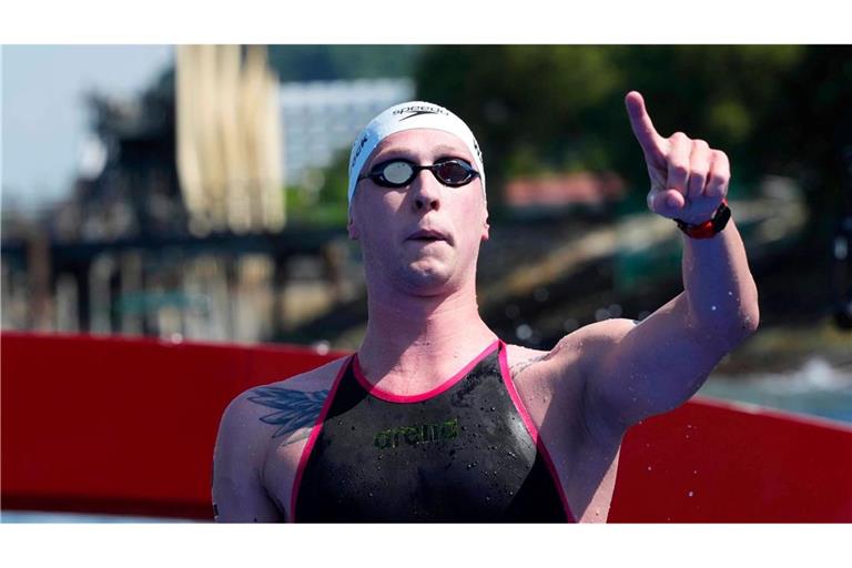 Schwimm-WM in Indonesien: Florian Wellbrock jubelt über seinen Sieg im Freiwasserschwimmen.