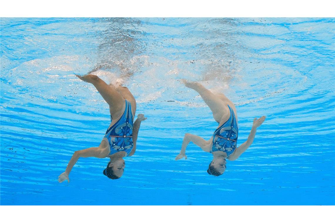 Bilder des Tages Schwimm-WM in Singapur: Klara Bleyer und Amelie Marianne Blumenthal Haz aus Deutschland in Aktion beim Synchronschwimmen.