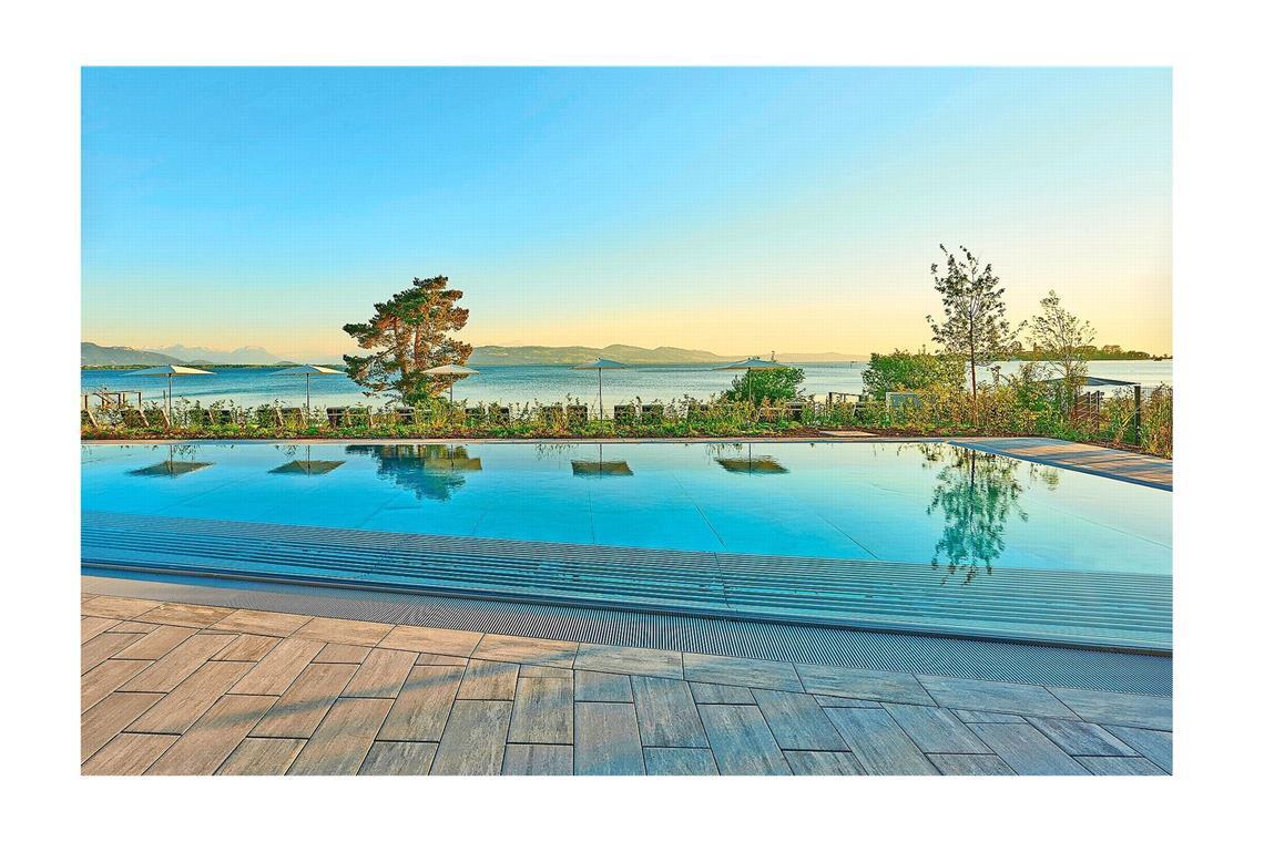 Schwimmbad mit Seeblick: Therme Lindau von 4a Architekten. Eichwaldstraße 16-20, 88131 Lindau am Bodensee. Geöffnet hat die Therme täglich ab 9 Uhr, ebenso das Sport- und Familienbad, mittwochs und freitags ist dort schon ab 6.30 Uhr das Schwimmen möglich.