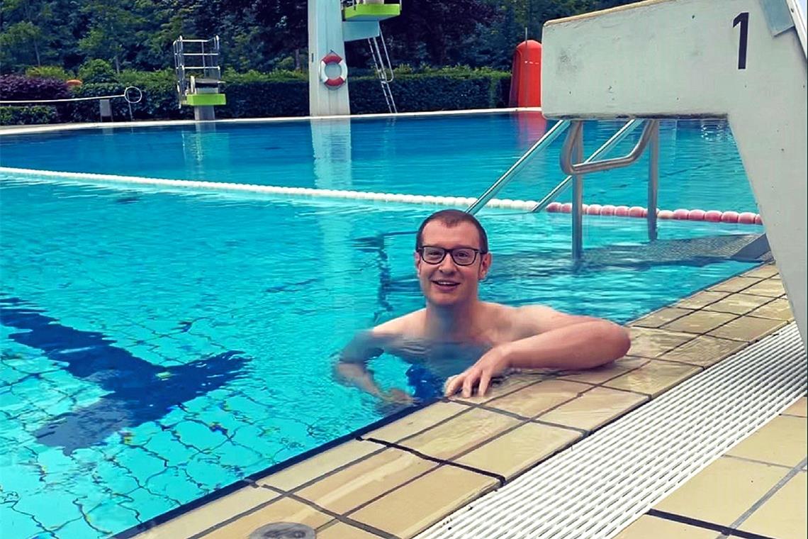 Schwimmen trotz des schlechten Wetters: Der neue Oberbürgermeister Maximilian Friedrich freut sich darüber, dass das Backnanger Freibad wieder geöffnet ist. Foto: Stadt Backnang