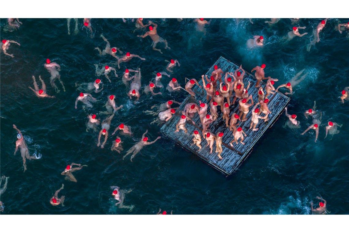 Schwimmer nehmen am jährlichen Nacktbad zur Wintersonnenwende im Rahmen des „Dark Mofo“-Festivals in Hobart am Long Beach teil.