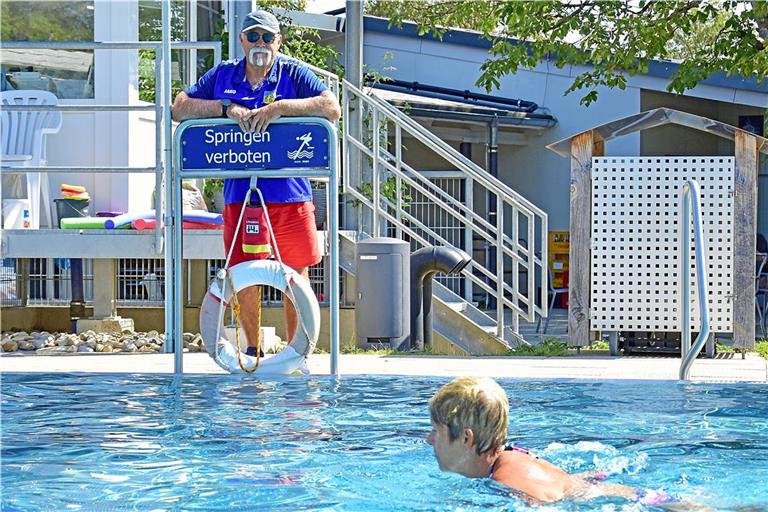 Schwimmmeister Uwe Meyners hat das Schwimmerbecken im Freibad in Erbstetten immer im Blick.  Foto: Tobias Sellmaier