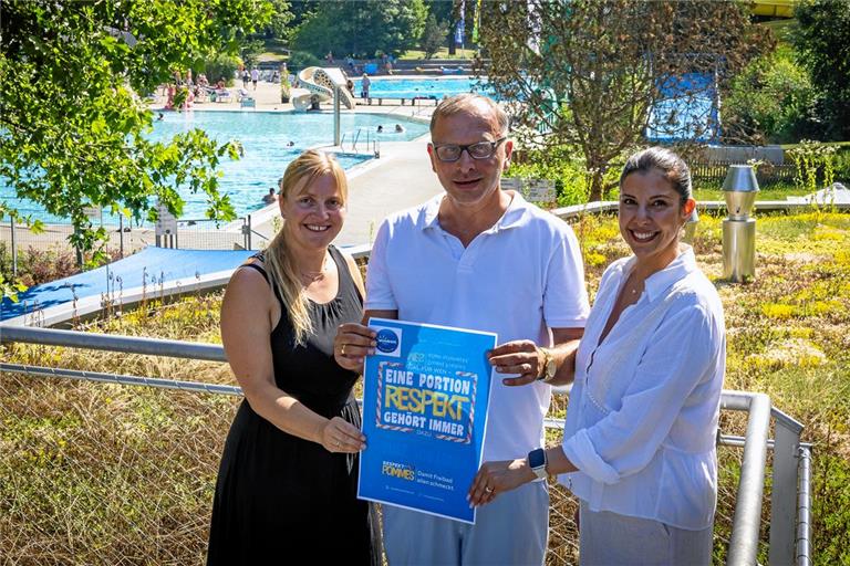 Schwimmmeisterin Stefanie Guthardt, Center-Manager Alexander Happold und Marketing-Managerin Özlem Gürgen (von links) präsentieren eines der neuen Plakate. Foto: Alexander Becher