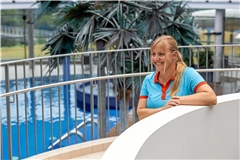 Schwimmmeisterin Stefanie Guthardt hat für die Gäste im Wonnemar immer ein Lächeln übrig. Foto: Alexander Becher