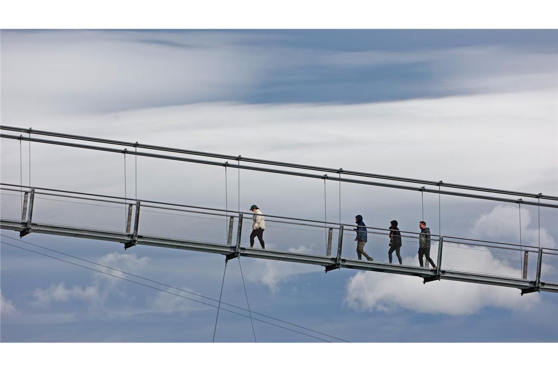 Schwindelerregend hoch scheint die Titan-Hängebrücke, über die Menschen im Harz spazieren.