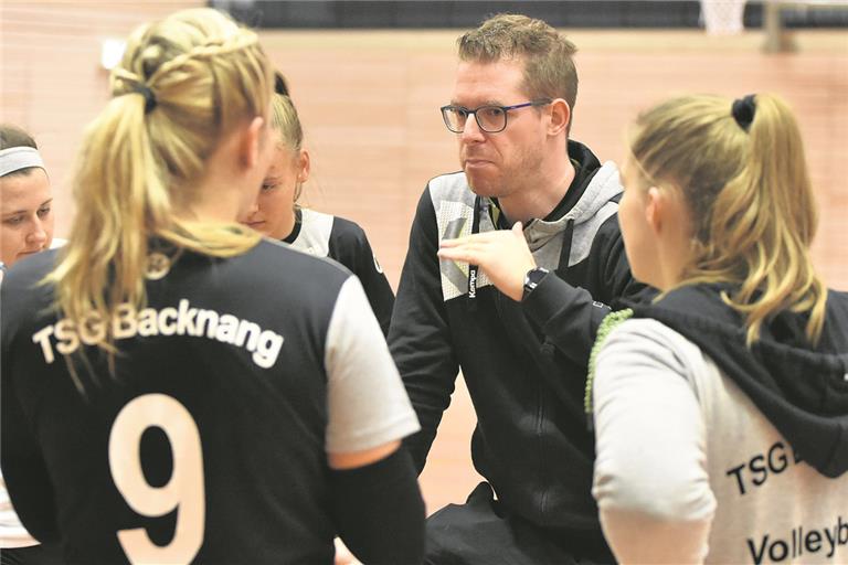 Schwört Backnangs Volleyballerinnen auf die verbleibenden zwei Begegnungen im Oberliga-Titelrennen ein: Trainer Raphael Käfer. Foto: T. Sellmaier