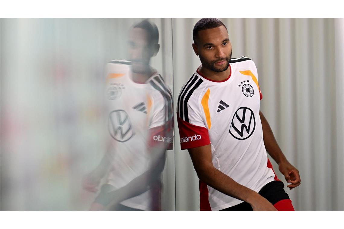 Schwungvoll betritt Tah das DFB-Podium.