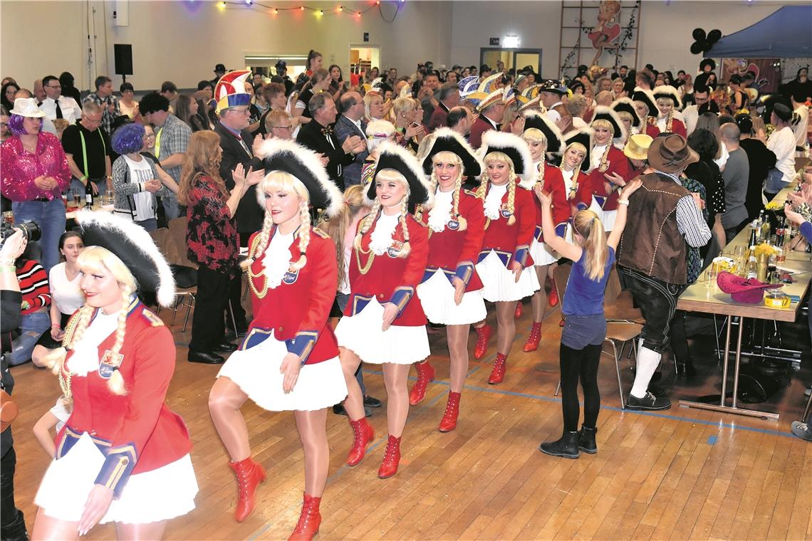Karnevalistische Reise durch die Zeit Schwungvoller Einmarsch: Der SCV zog alle Register, um dem Publikum in der Festhalle ein tolles Programm zu bieten. Foto: T. Sellmaier