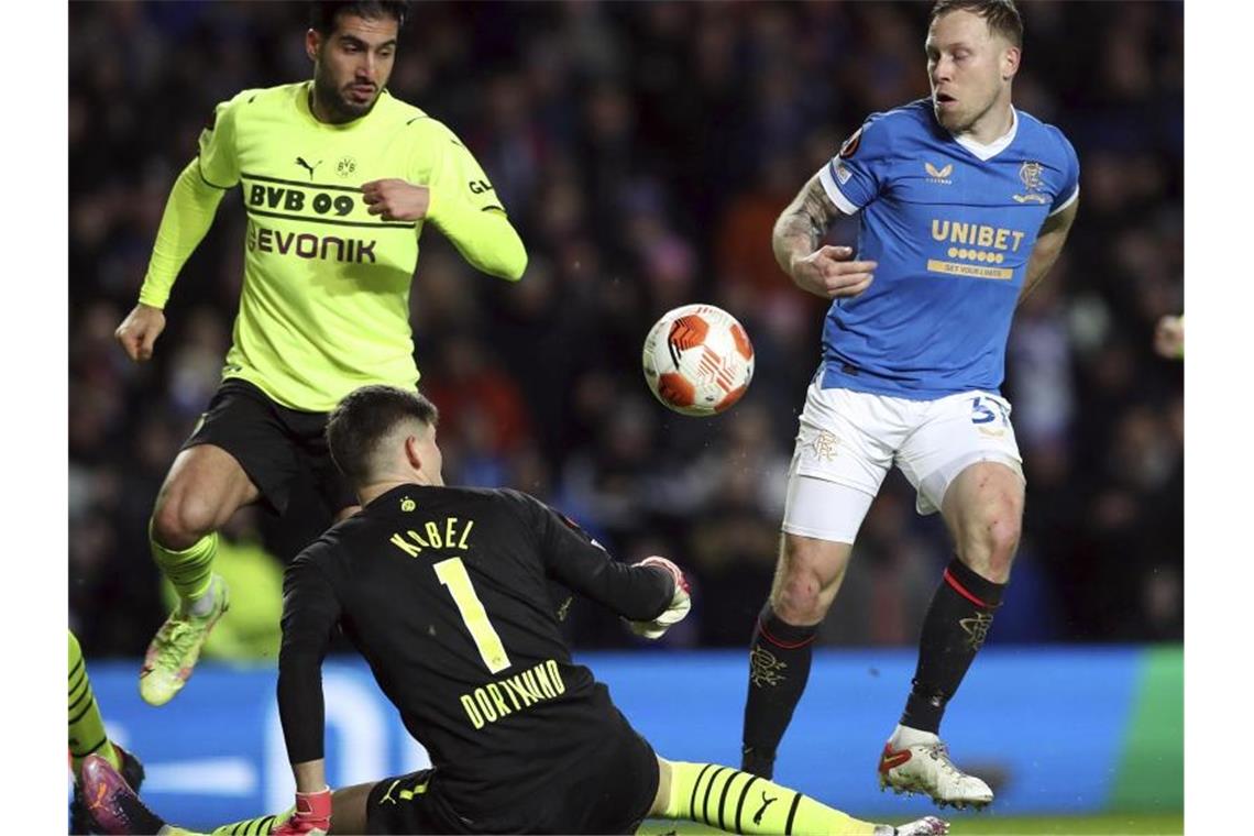 BVB nur noch ein europäisches Leichtgewicht Scott Arfield (r) von den Glasgow Rangers scheitert an Dortmunds Torhüter Gregor Kobel. Foto: Scott Heppell/AP/dpa