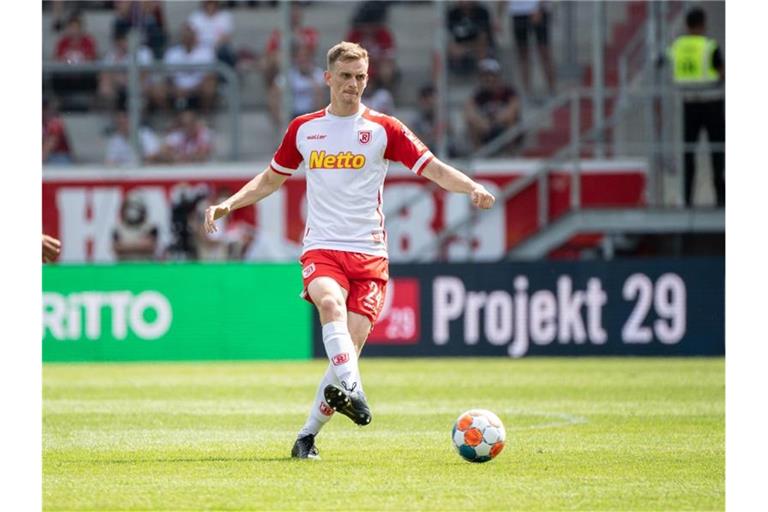 Scott Kennedy von Regensburg spielt den Ball. Foto: Matthias Balk/dpa/Archiv