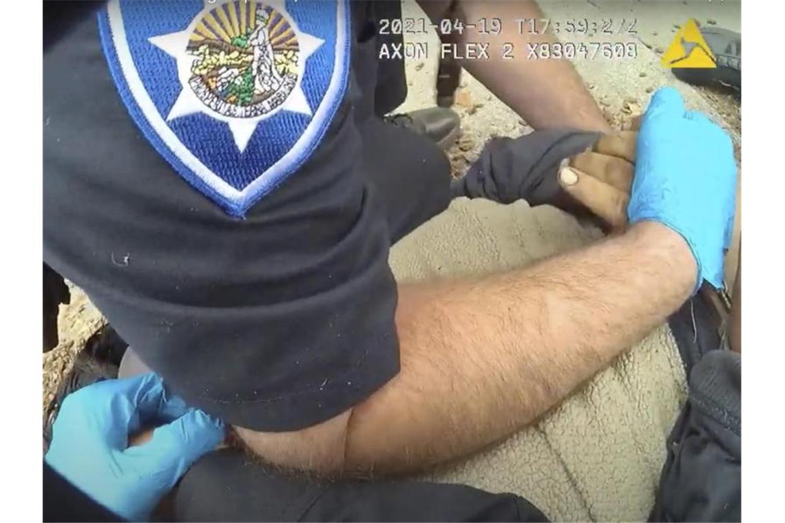 Screenshot aus dem Video: Die Beamten drücken den Mann während der Verhaftung, die mit seinem Tod endete, zu Boden. Foto: Alameda Police Department/AP/dpa