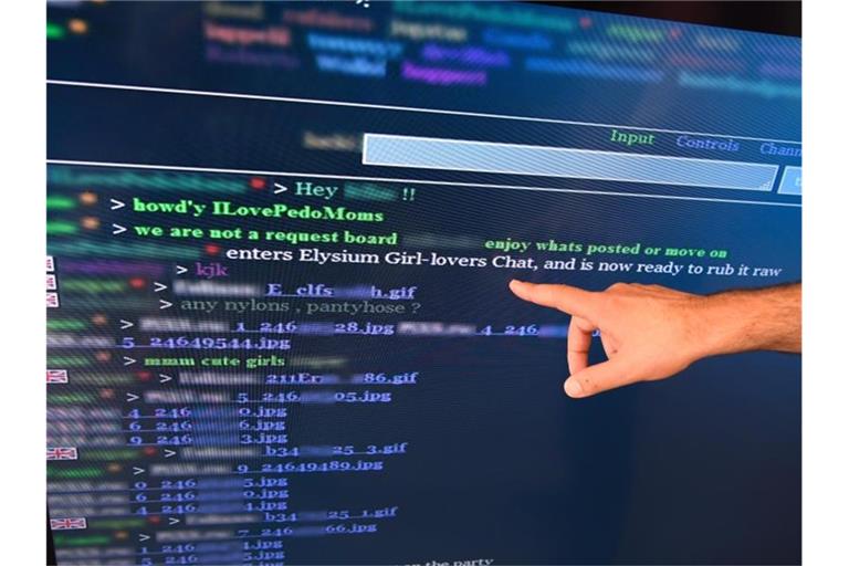 Screenshot des Chat-Protokolls einer Kinderpornografie-Plattform. Foto: Arne Dedert/dpa/Archiv