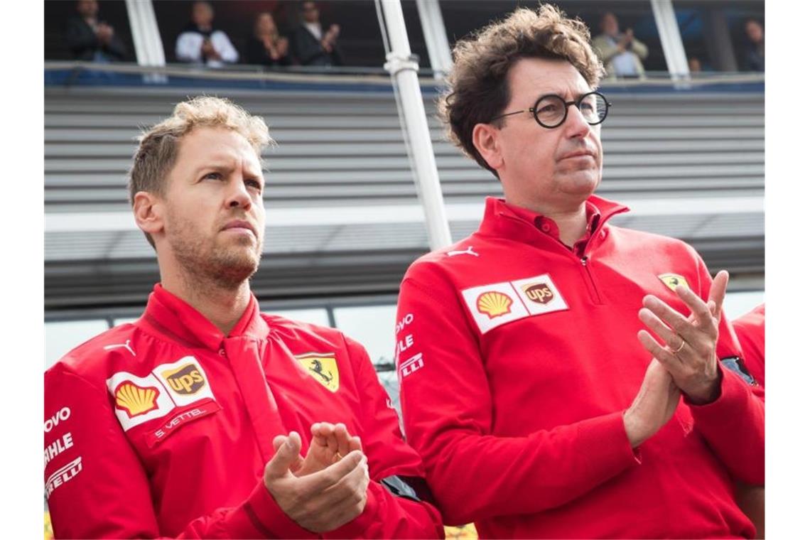 Scuderia-Teamchef Mattia Binotto (r) will bei den Vertragsgesprächen mit Sebastian Vettel (l) nicht zu lange warten. Foto: Benoit Doppagne/BELGA/dpa