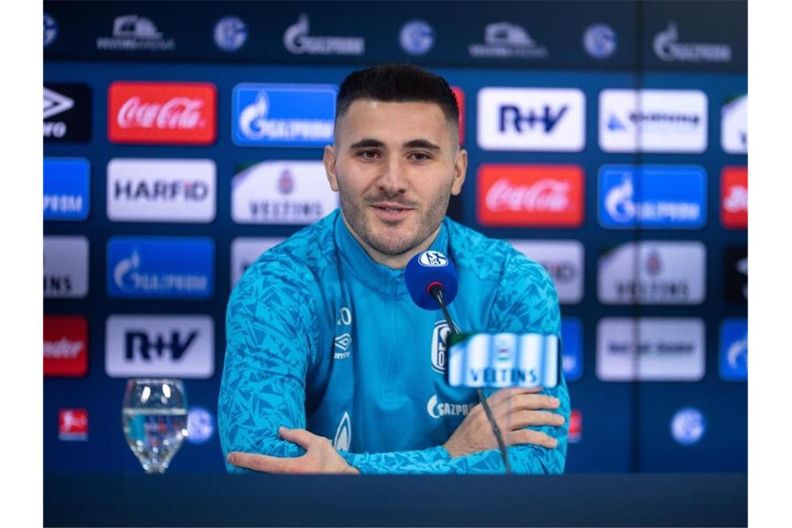 Schalke mit Kolasinac als Kapitän gegen Hoffenheim Sead Kolasinac spricht bei einer Pressekonferenz. Foto: Karsten Rabas/FC Schalke 04/dpa/Archivbild