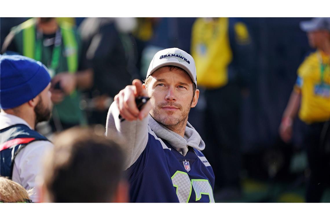 Auf dem Feld, bei der Halbzeitshow, auf der Tribüne:  Promis  beim Super Bowl