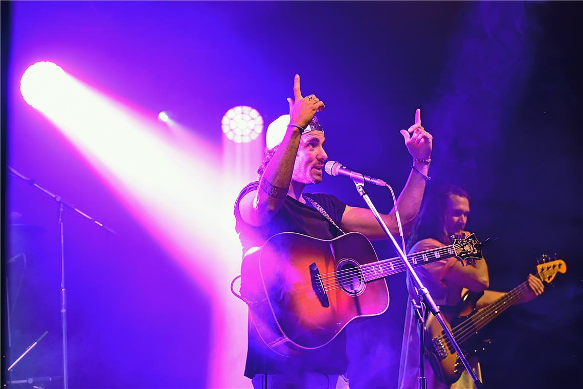 Sean Koch (links) und seine Band heizen auf der Palastbühne im Zelt mit balladesken und rockigen Songs ein. Foto: Tobias Sellmaier