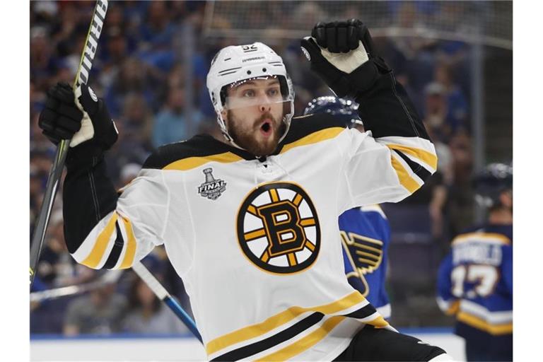 Sean Kuraly von den Boston Bruins feiert seinen Treffer. Foto: Jeff Roberson/AP