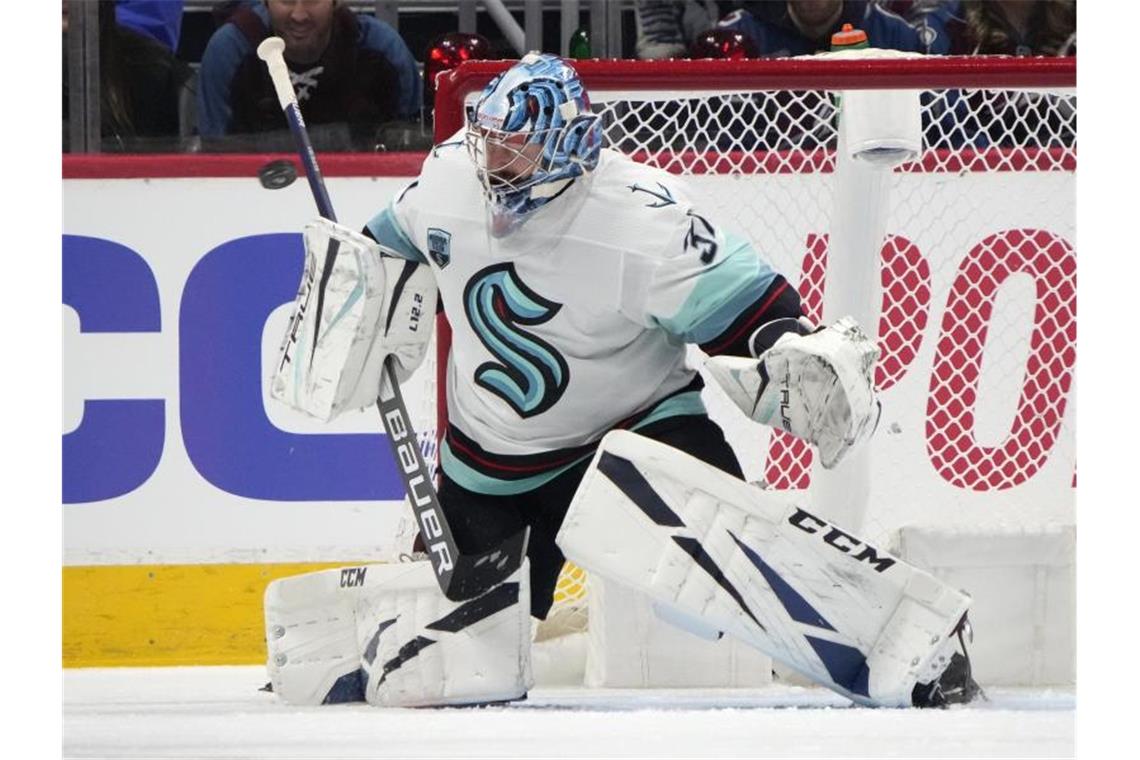 Grubauer kassiert Niederlage bei Rückkehr nach Colorado Seattle Kraken-Torwart Philipp Grubauer stoppt einen Schuss im zweiten Drittel. Foto: David Zalubowski/AP/dpa