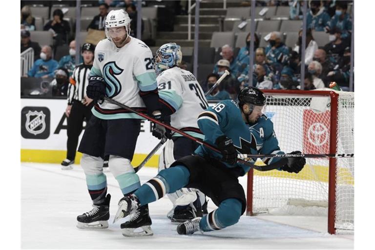 Seattle Kraken-Verteidiger Carson Soucy (l) in Aktion mit San Jose Sharks-Center Tomas Hertl (M). Foto: Josie Lepe/FR171606 AP/dpa