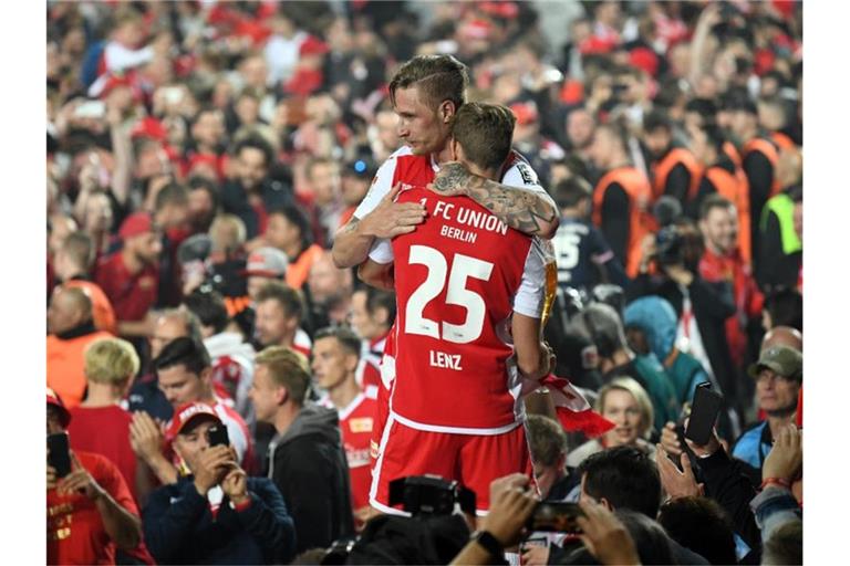 Sebastian Andersson und Christopher Lenz (vorne) von Union jubeln nach dem Spiel. Foto: Jörg Carstensen