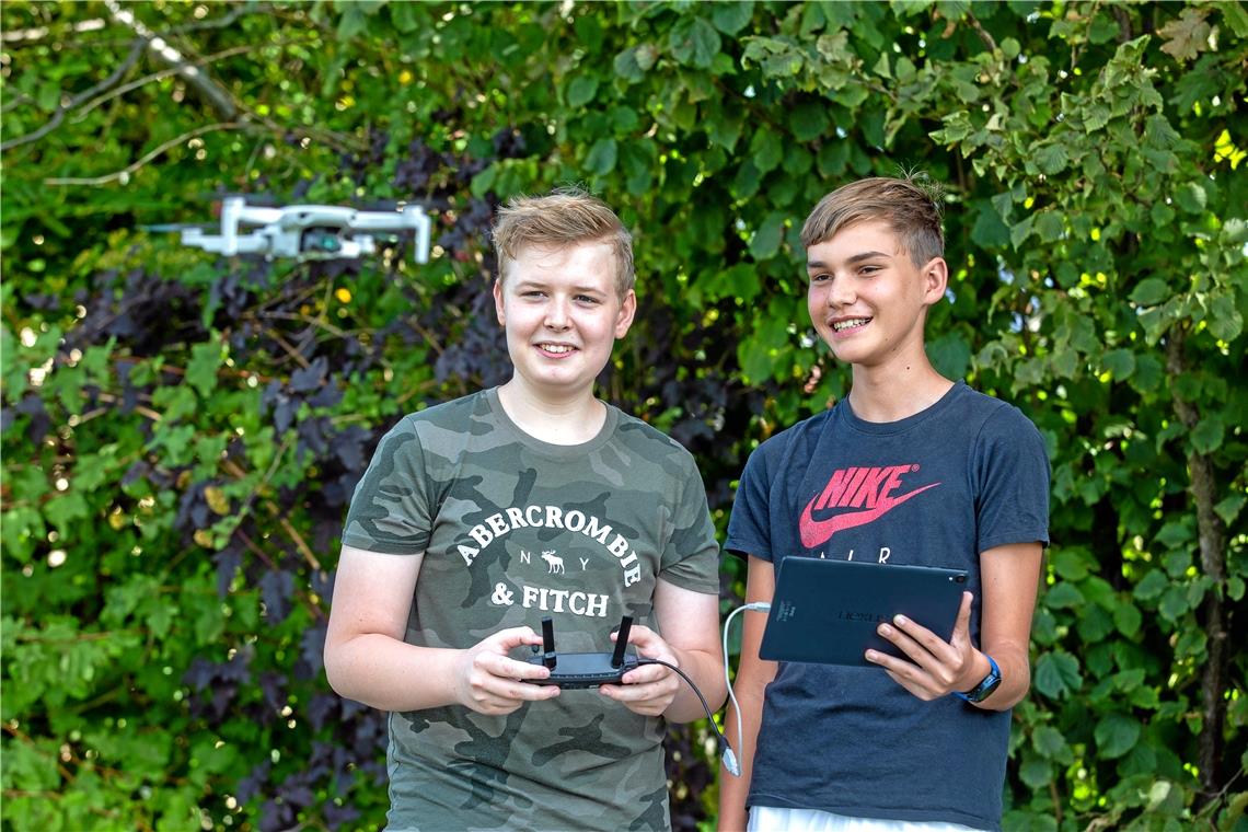Die Welt von oben entdecken Sebastian Dörr (links) und Jonathan Gmehling bei ihrem Hobby. Foto: A. Becher