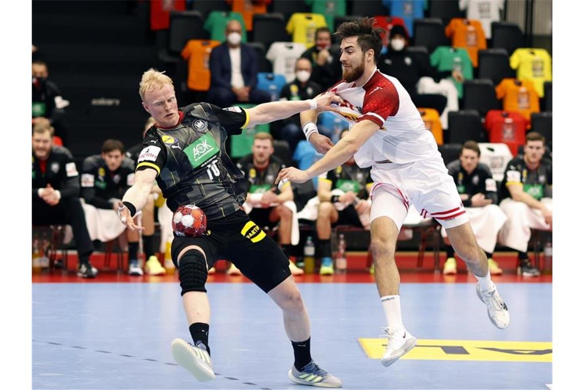 Sebastian Firnhaber (l) setzte sich mit dem DHB-Team gegen Boris Zivkovic und Österreich durch. Foto: Erwin Scheriau/APA/dpa