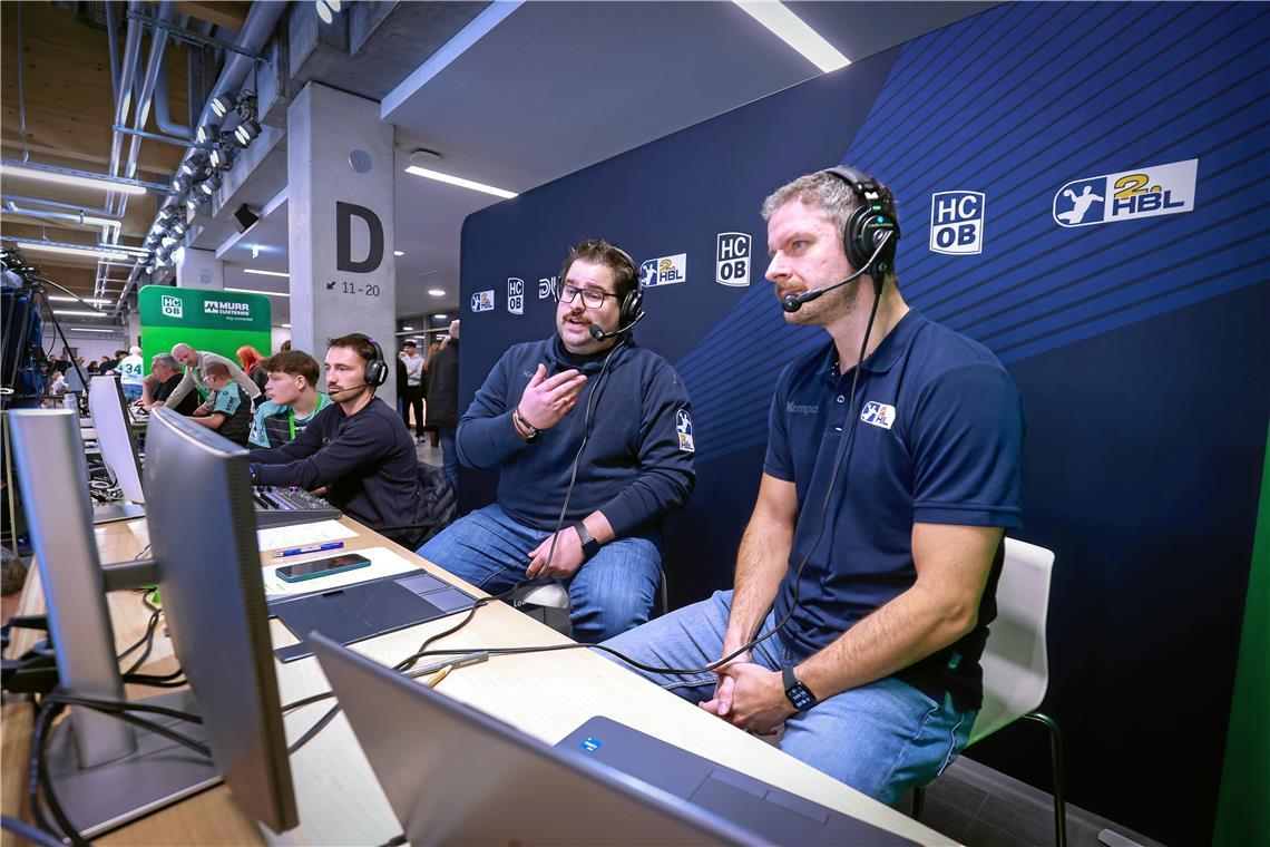 Sebastian Forch (von rechts) und Marc Brosi kommentieren das Handballspiel live. In der Regie sorgt Moritz Bühler dafür, dass Bild und Ton zusammenpassen. Foto: Alexander Becher