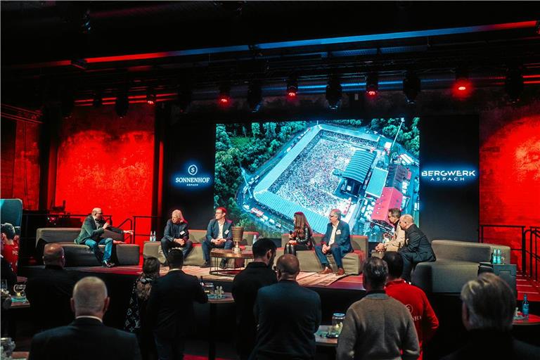 Sebastian Gehring (von links) und Uli Ferber unterhalten sich mit Maximilian Friedrich, Sabine Welte-Hauff, Dietmar Allgaier, Richard Sigel und Uli Geyer über die Arena als Standortfaktor. Fotos: Nadine Volz