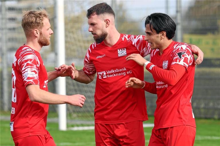 Sebastian Gleißner, Elfmeterschütze Gentian Lekaj und Doppelpacker Flavio Santoro (von links) jubeln. Die TSG Backnang hat sich mit dem 4:2-Erfolg im siebten Punktspiel des Jahres nun schon zum fünften Mal die vollen drei Punkte gesichert. Foto: Alexander Hornauer