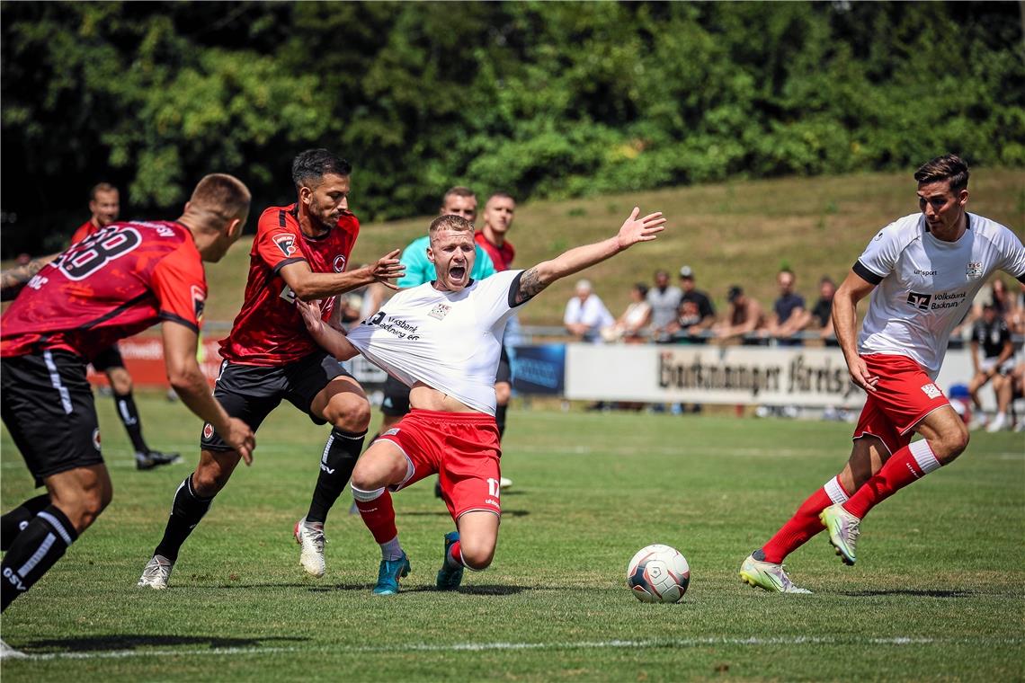 Die TSG Backnang verliert das Spiel und Vincent Sadler Sebastian Gleißner (rechts) und die TSG wurden von Göppingens Fußballern um Domenic Brück gleich mal ausgebremst. Foto: Alexander Becher